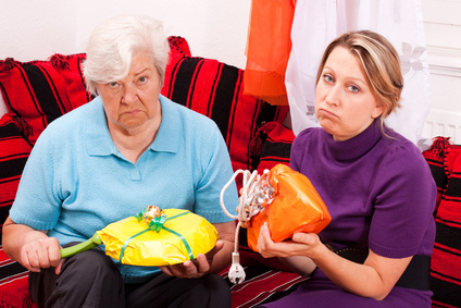 alte und junge frau bekommen unpassende geschenke 2